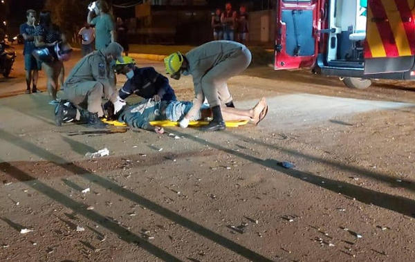Sorriso: Colisão entre carro e moto deixa homem gravemente ferido; jovens retiram motocicleta do local e são detidos